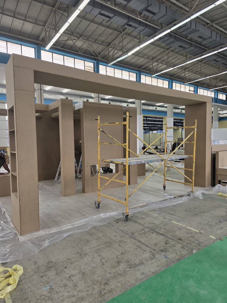 Structure de stand en MDF brut dans l'atelier
