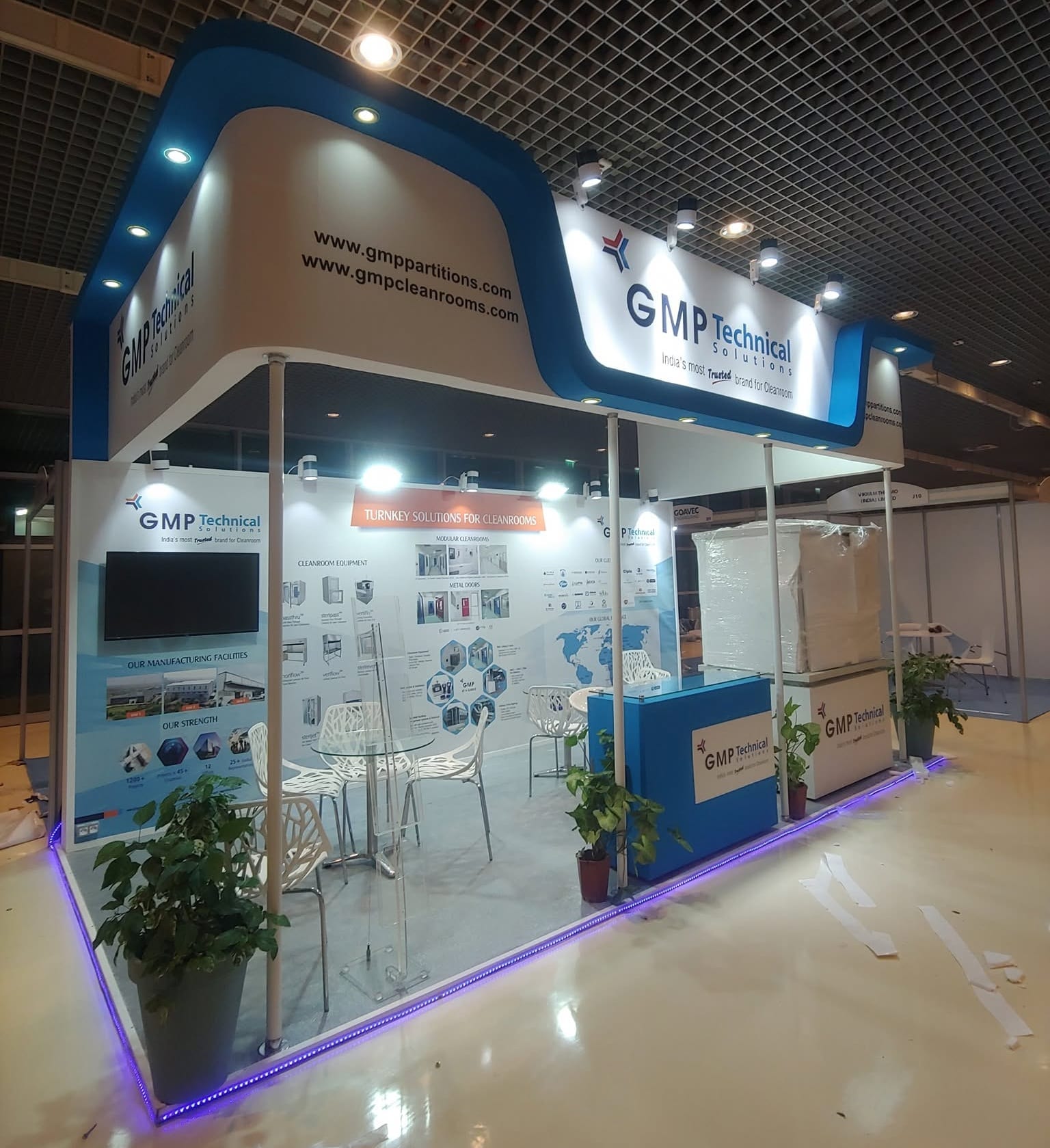 Stand GMP Technical Solutions, bandeau lumineux bleu
