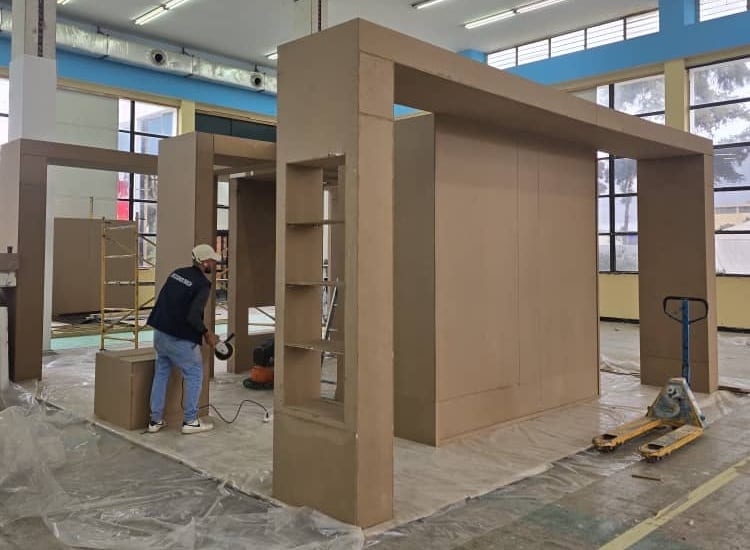 Structures de stand en bois en cours de montage sur le salon